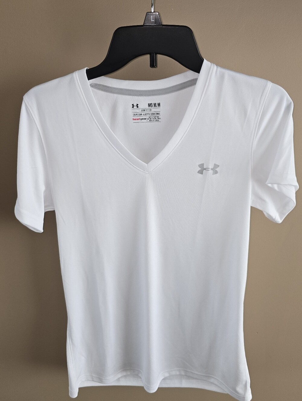 Under Armour White V-Neck HeatGear Performance Top. Women's Medium.